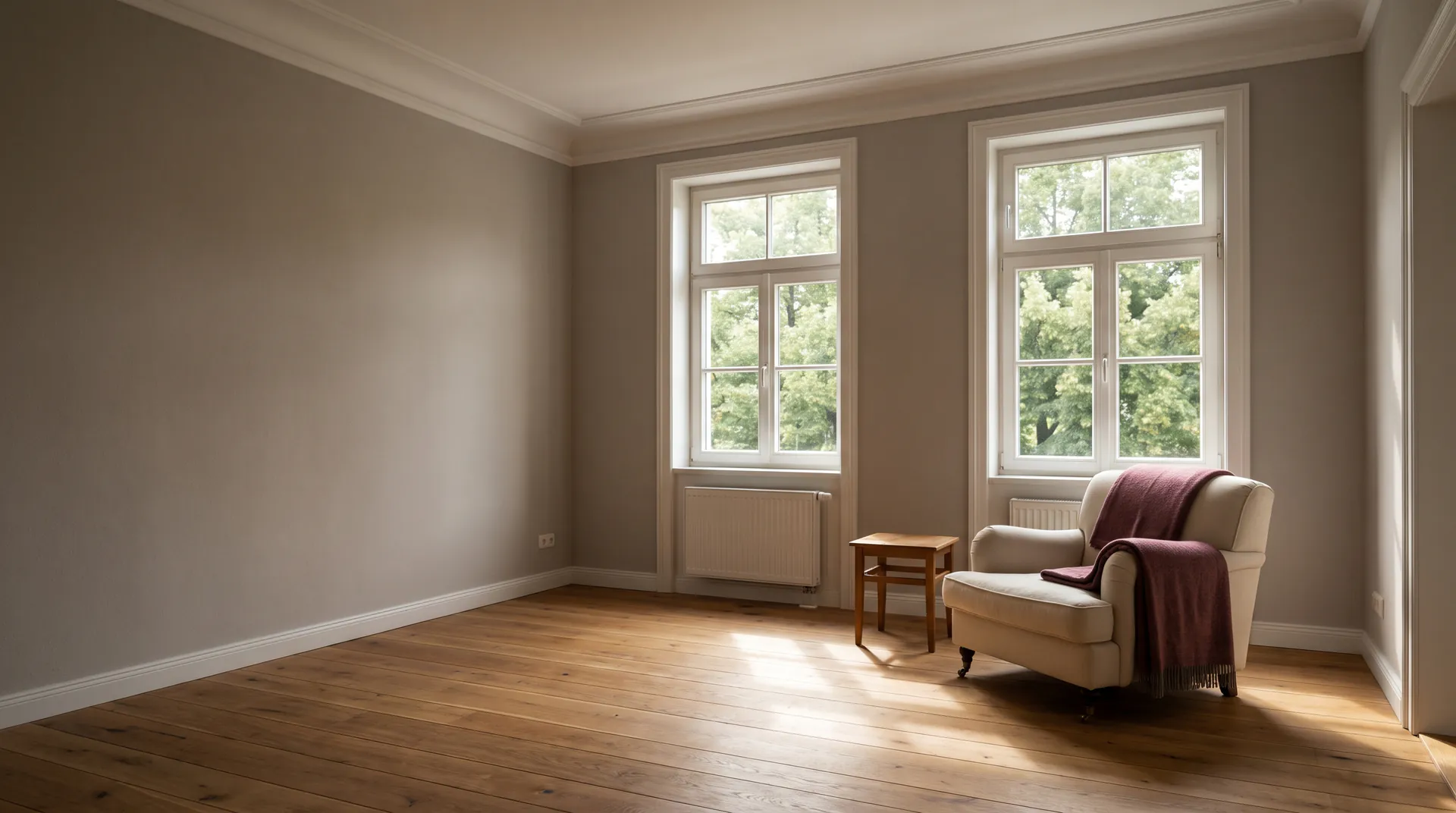 Wohnraum in einem sanierten Altbau mit Eichendielen, Sprossenfenstern und Lesesessel (KI-generiertes Symbolbild)